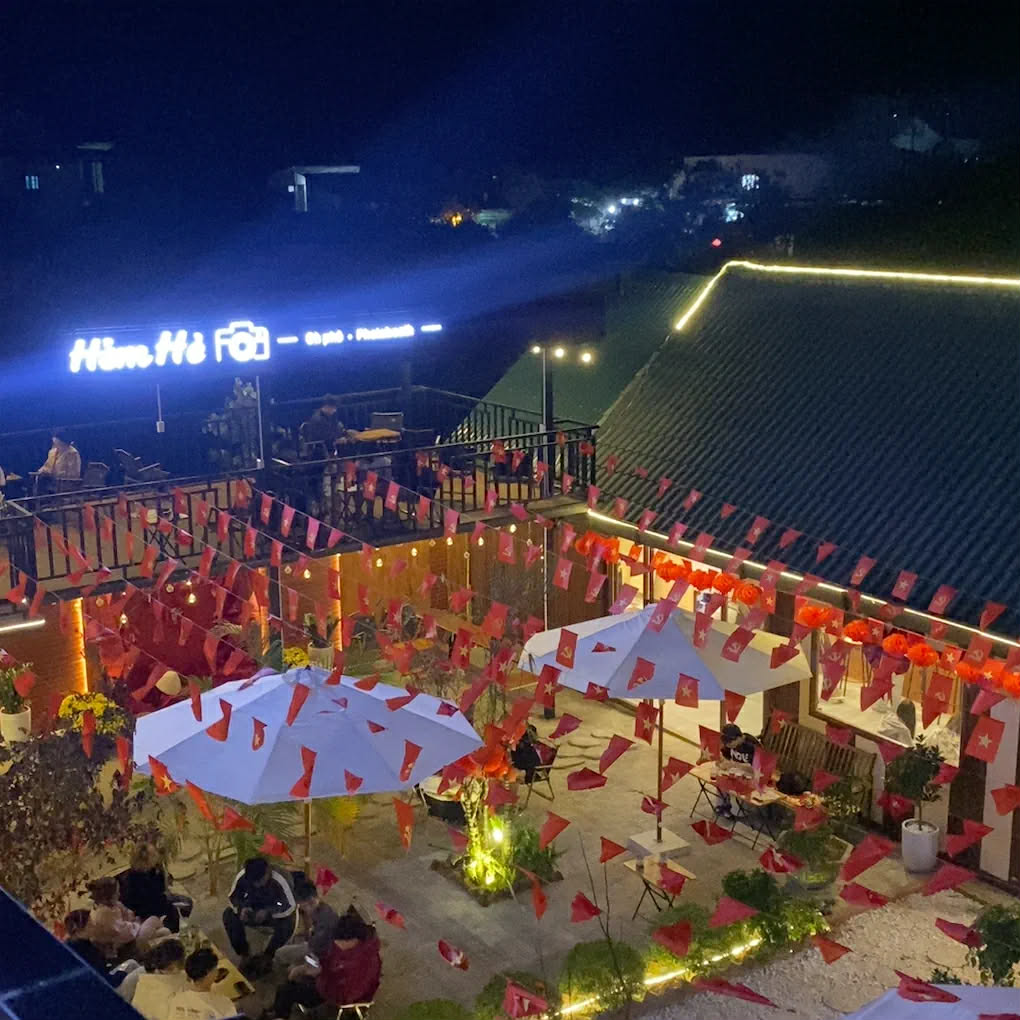 Khu bàn dài ngoài trời với ánh đèn vàng