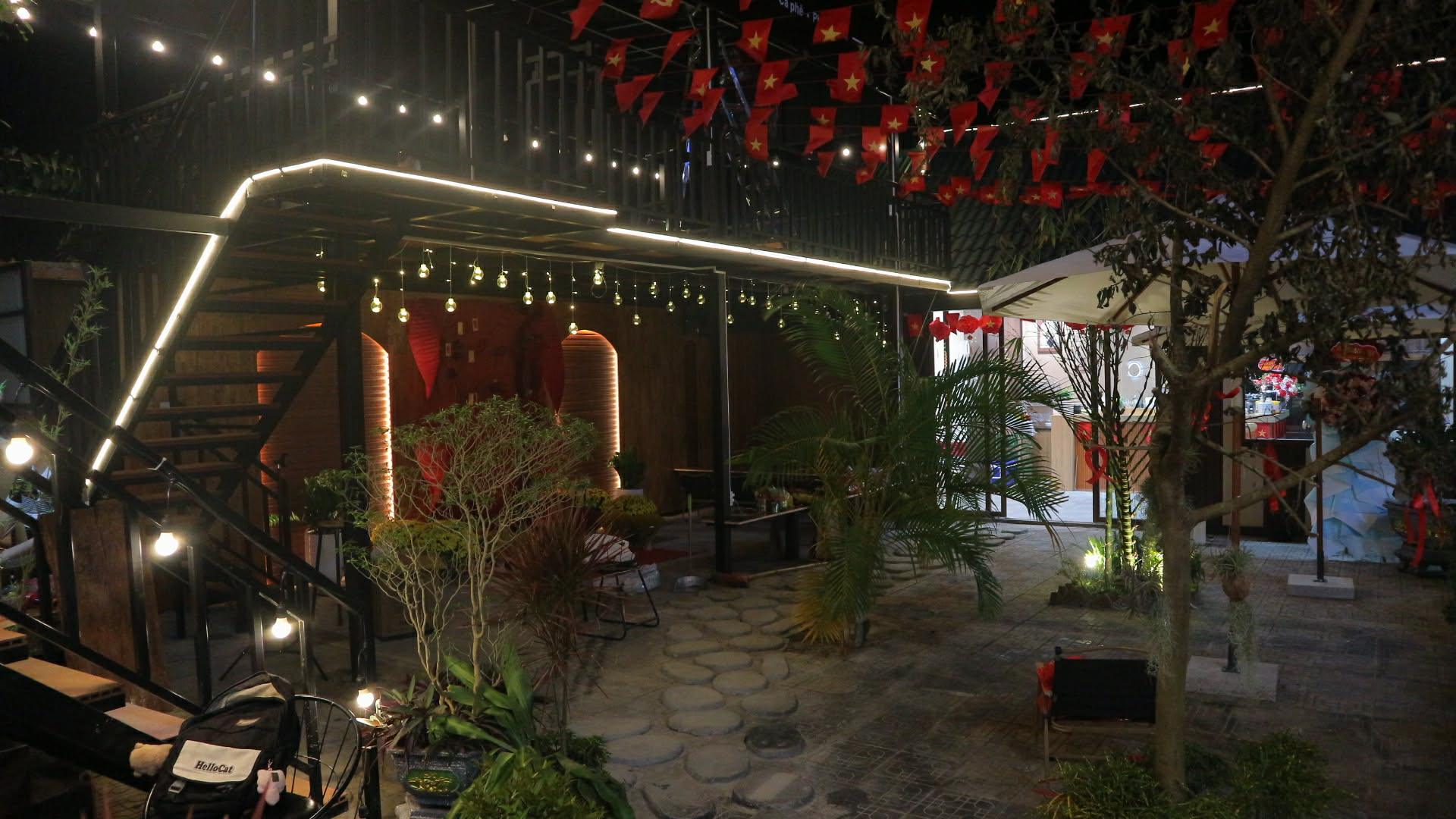 Lối vào quán với bảng tên Hẻm Hè