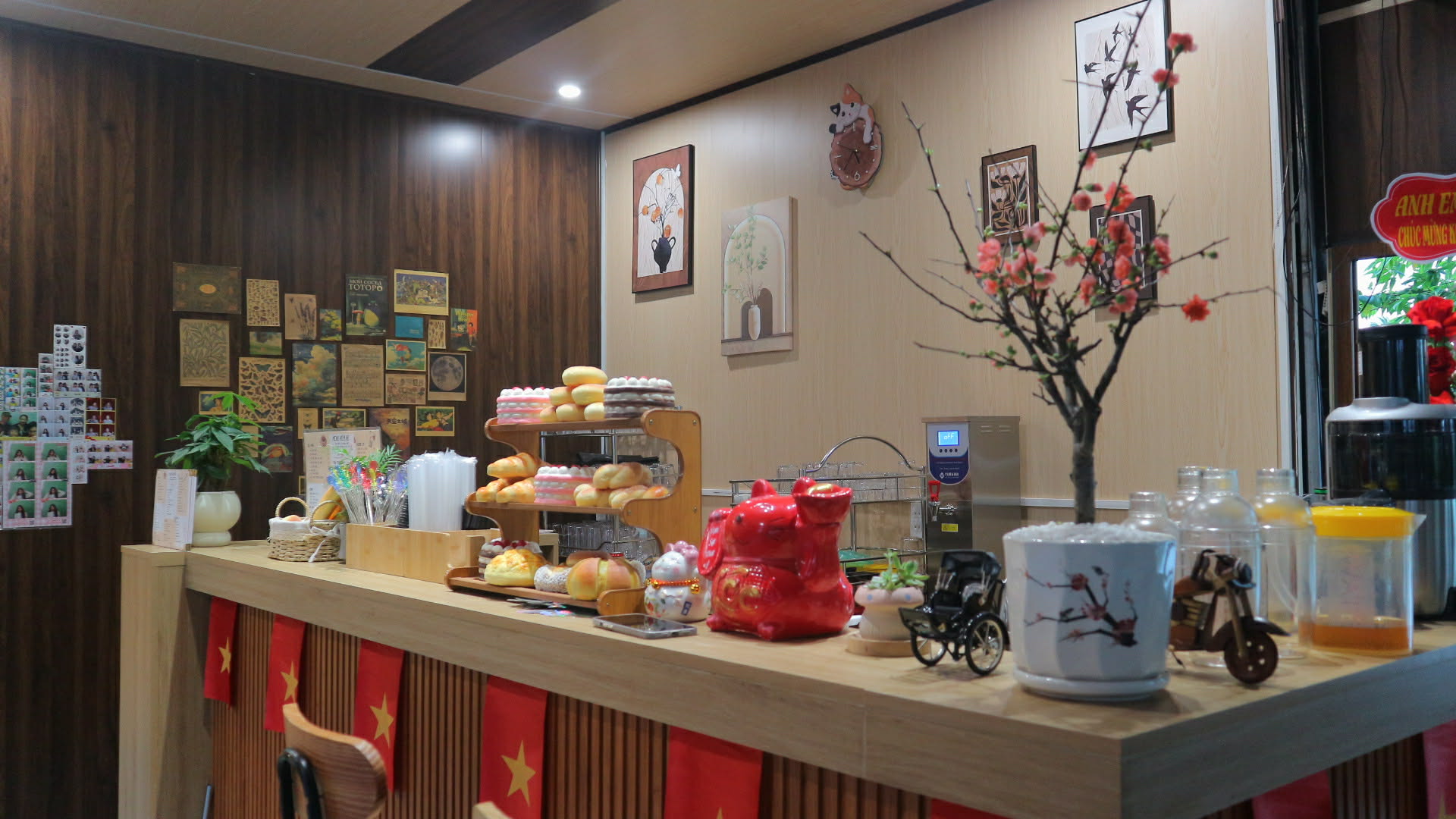 Khu photobooth nằm cạnh vườn cây